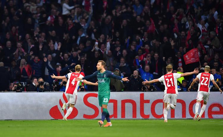 Mens Ajax-spillerne jubler ser en tidligere Ajax-spiller, Christian Eriksen, fortabt ud.
   Foto: Dylan Martinez/Ritzau Scanpix