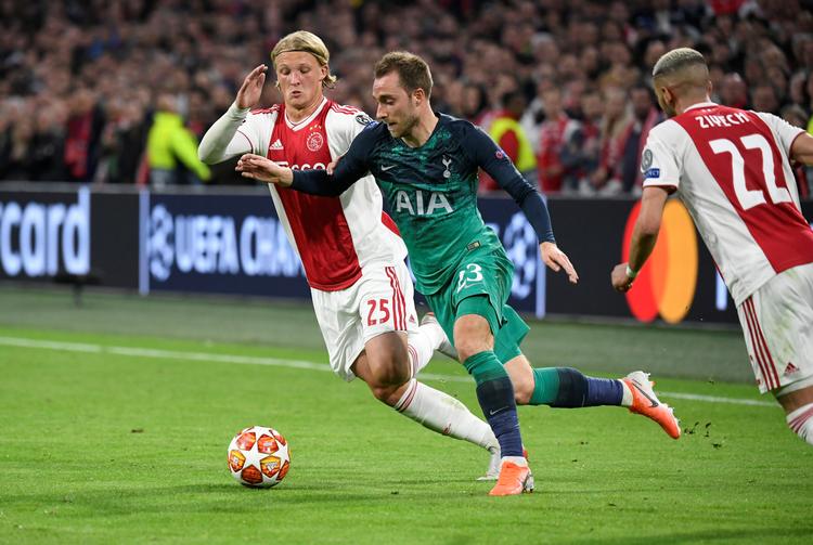 To af semifinalens tre danskere i direkte duel: Christian Eriksen og Kasper Dolberg.
   Foto: Piroschka Van De Wouw/Ritzau Scanpix