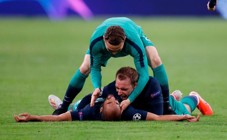 Jublen var euforisk, da Lucas Moura havde fuldendt sit hattrick og sendt Tottenham og Christian Eriksen i Champions League-finalen.  Foto: Matthew Childs/Ritzau Scanpix