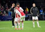  Lasse Schöne er med sine 32 år den mest rutinerede Ajax-spiller og han måtte trøste sine yngre holdkammerater som  Frenkie de Jong.  Foto: Piroschka Van De Wouw/Ritzau Scanpix