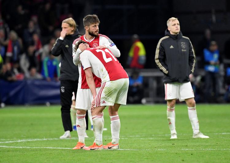  Lasse Schöne er med sine 32 år den mest rutinerede Ajax-spiller og han måtte trøste sine yngre holdkammerater som  Frenkie de Jong.  Foto: Piroschka Van De Wouw/Ritzau Scanpix