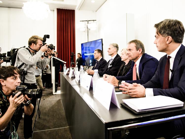 
De seneste dage er det kommet frem, at flere tidligere topchefer i Danske Bank er blevet sigtet i sagen om hvidvaskning.  Blandt de sigtede er bankens tidligere topchef, Thomas Borgen, som ses her som nummer 2 fra venstre ved et tidligere pressemøde om sagen.   Foto: Jonas Olufson