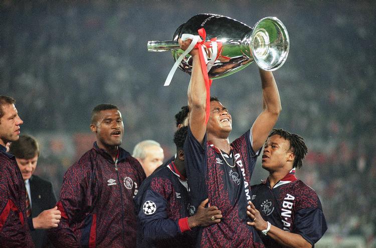 Matchvinder Patrick Kluivert med pokalen efter sejren mod AC Milan i 1995.  Foto: Luca Bruno/Ritzau Scanpix