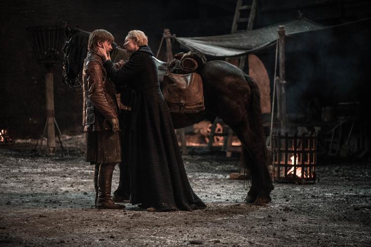 Brienne af Tarth er på slagmarken frygtindgydende i panser og plade, men viste sig mild og blid, da hun skulle have sin seksuelle debut med Jaime Lannister.  
