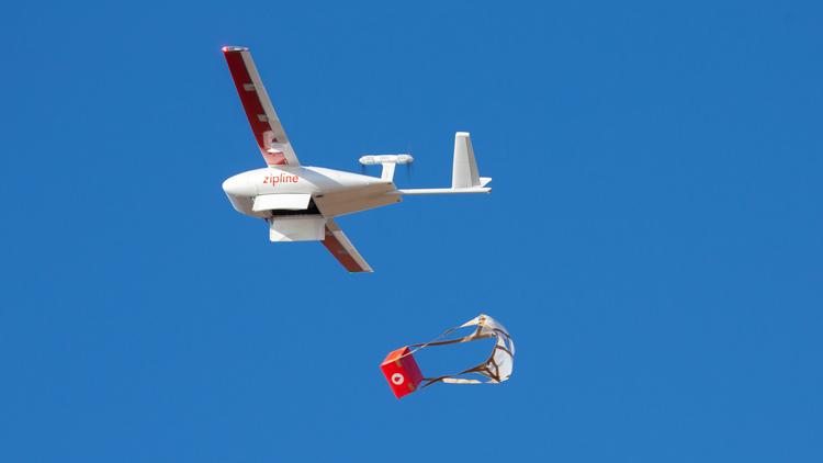 En Zipline-drone nedkaster sin leverance. Teknikken har hurtigt vist sin værdi i Rwanda.  Foto: Urban Nilmander