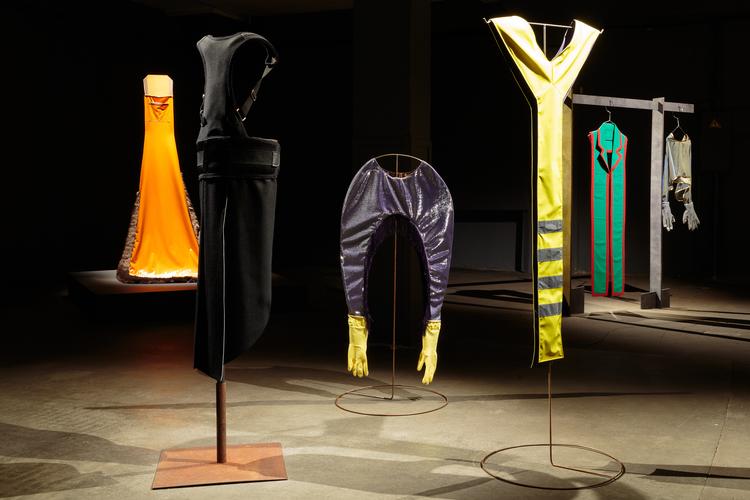 Hannah Toticki Anberts serie af performance-kostumer, 'Sacred Work Fashion Collection', fra 2016-17 har blandt andet været vist på biennalen i Riga. Foto: Vladimir Svetlov