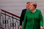 Hun, Angela Merkel, har meldt sin afgang i tysk politik, mens han, Lars Løkke Rasmussen, kæmper for at beholde sin. De nævnes begge som navne til EU-topjob.
   Foto: Olivier Hoslet/Ritzau Scanpix