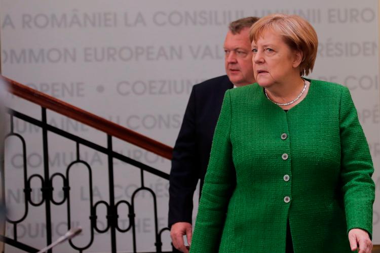 Hun, Angela Merkel, har meldt sin afgang i tysk politik, mens han, Lars Løkke Rasmussen, kæmper for at beholde sin. De nævnes begge som navne til EU-topjob.
   Foto: Olivier Hoslet/Ritzau Scanpix
