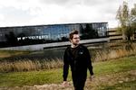 Simon Hyldegaard foran biblioteket på RUC, hvor han læser den samfundsvidenskabelige bachelor. På overbygningen vil han læse erhvervsøkonomi.    Foto: Nils Lund Pedersen