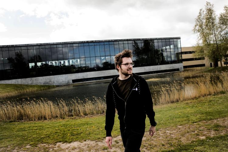 Simon Hyldegaard foran biblioteket på RUC, hvor han læser den samfundsvidenskabelige bachelor. På overbygningen vil han læse erhvervsøkonomi.    Foto: Nils Lund Pedersen
