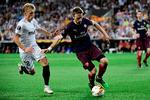 Oplægget til Valencias udligning til 2-2 kom fra Daniel Wass (tv.), der her duellerer med Arsenals spanske forsvarsspiller Nacho Monreal.
   Foto: Javier Soriano/Ritzau Scanpix