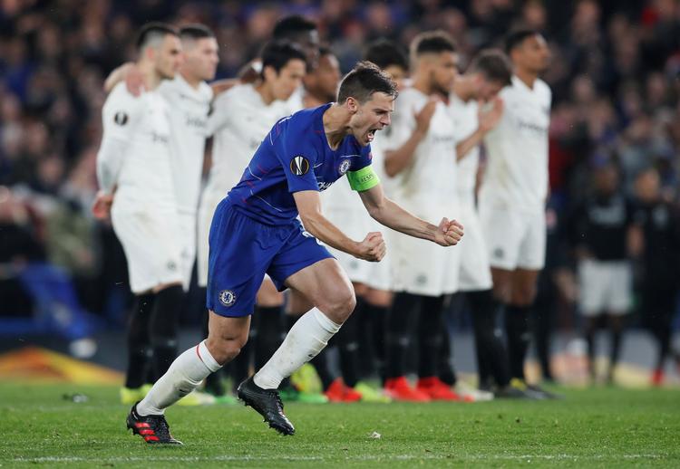 Der var ekstra grund til at juble for Cesar Azpilicueta, der brændte et straffespark for Chelsea.
   Foto: David Klein/Ritzau Scanpix