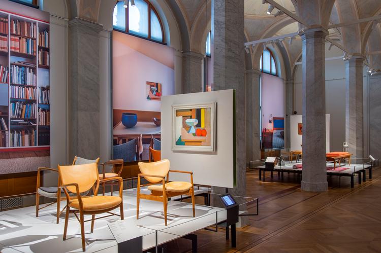Både kunst og møbler fra Finn Juhls er blevet fragtet til Stockholm, hvor de indgår i en pragtudstilling om den danske designer på Nationalmuseet Foto: Anna Danielsson/Nationalmuseum