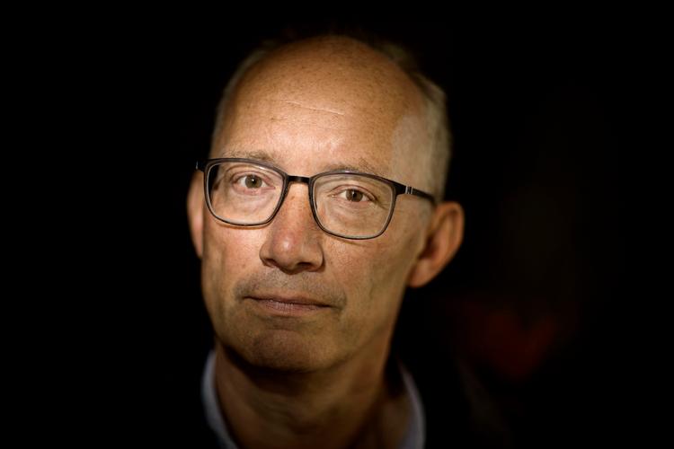 I sin nye roman genopliver journalist og forfatter Niels Krause-Kjær hovedpersonen Ulrik Torp, der på sin gamle journalistiske arbejdsplads får færten af en blodig, pro-europæisk sammensværgelse.  Foto: Nils Lund Pedersen