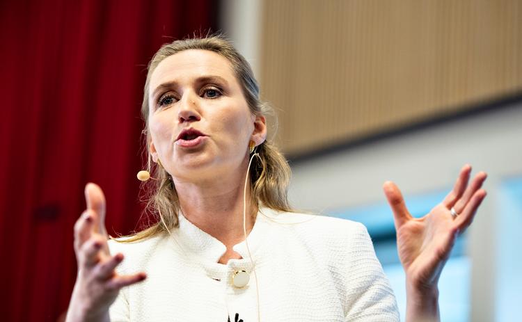 Socialdemokratiets formand Mette Frederiksen indledte fredag sin valgkamp ved et møde med eleverne på Aalborg Katedralskole. Her åbnede hun op for at afviste flygtningefamilier skal have lov til at lave mad selv. Foto: Henning Bagger/Ritzau Scanpix