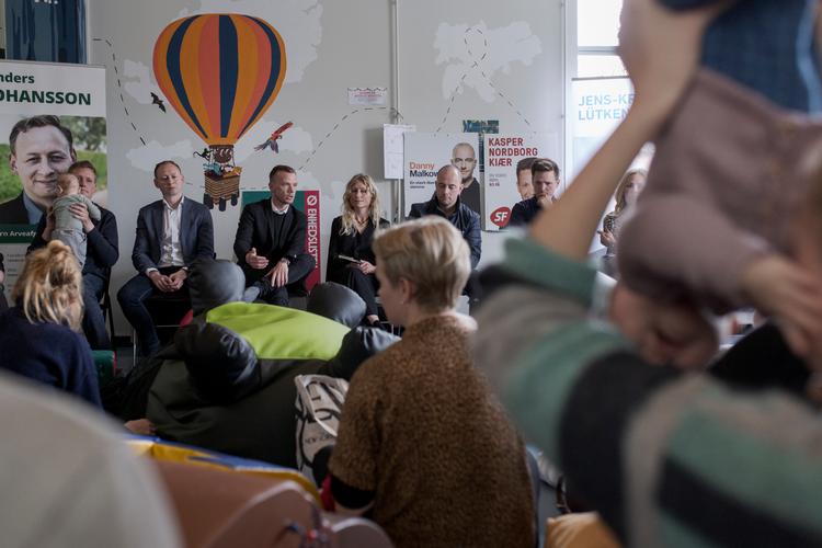 To af de mandlige paneldeltagere havde selv taget deres små børn med til debat.


   Foto: Jens Hartmann Schmidt