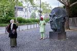 To gæster til FN-møde i Bonn fotograferer hinanden ved skulpturen af Vesttyskands første kansler, Konrad Adenauer, der i høj grad var med til at gøre Bonn til hovedstad i det nye land.
    
   Foto: Benny Kjølhede/POLITIKEN