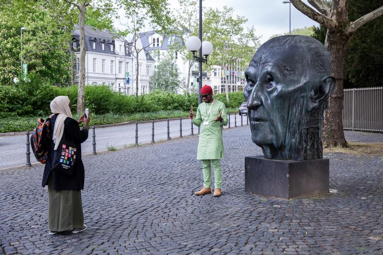 To gæster til FN-møde i Bonn fotograferer hinanden ved skulpturen af Vesttyskands første kansler, Konrad Adenauer, der i høj grad var med til at gøre Bonn til hovedstad i det nye land.
    
   Foto: Benny Kjølhede/POLITIKEN