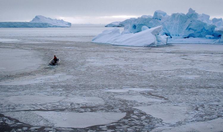En mindre fiskekutter i ishavet tæt på byen Uummannaq i det vestlige Grønland. Foto: Reuters / Svebor Kranjc. Foto: Reuters Staff/Ritzau Scanpix