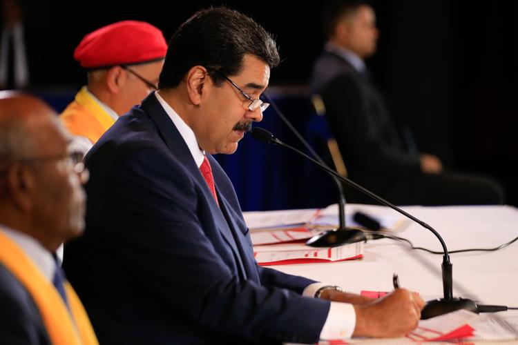 
    TNicolás Maduro, har frataget en række parlamentarikere deres immunitet. Det åbner for retsforfølgelse af dem, fordi de har udtrykt støtte til sidste uges forsøg på at afsætte Maduro.(Photo by HO / Prensa Miraflores / AFP)
   Foto: Ho/Ritzau Scanpix