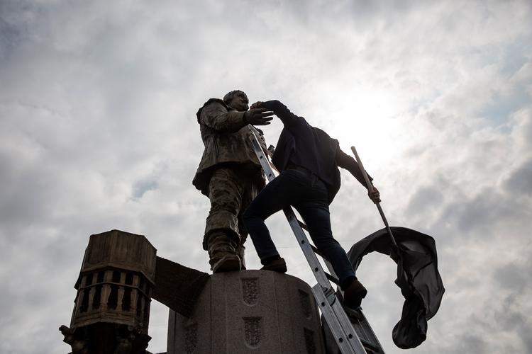 
Næstformanden for Københavns Teknik og Miljøudvalg, Niels Bjerrum, kravlede 6 meter i vejret og befriede den nye Christian IV-statue for sit klæde. 
   Foto: Jens Hartmann Schmidt/POLFOTO