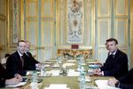 Emmanuel Macron tog fredag imod Facebooks topchef Mark Zuckerberg i Elyseepalæet i Paris.    Foto: Pool/Ritzau Scanpix