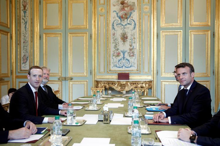 Emmanuel Macron tog fredag imod Facebooks topchef Mark Zuckerberg i Elyseepalæet i Paris.    Foto: Pool/Ritzau Scanpix