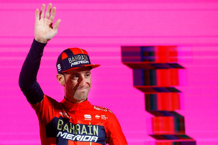 Italieneren Vincenzo Nibali, der jagter sin tredje samlede triumf i hjemlandets rundtur, blev modtaget med stormende hyldest ved Giro d'Italia-præsentationen i Bologna. Foto: Luk Benies/Ritzau Scanpix