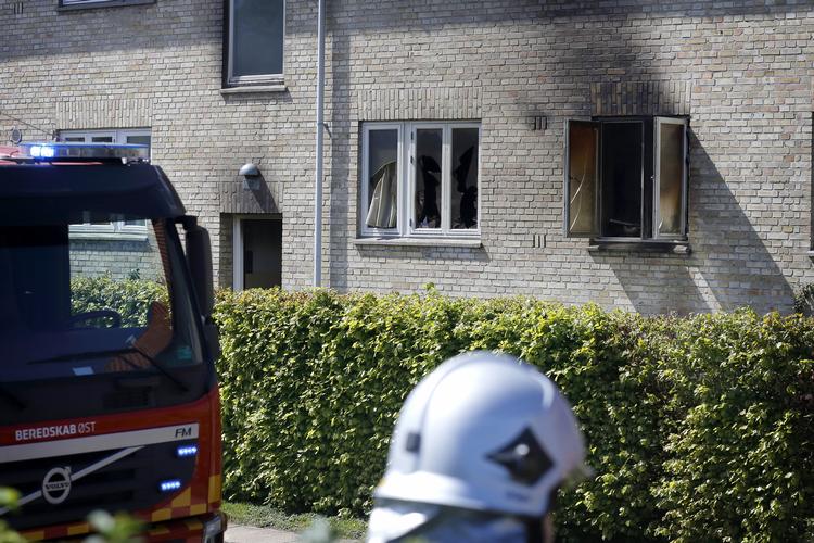 Brandvæsen rykkede lørdag ud til en alvorlig brand i Lyngby. To personer er omkommet. 
   Foto: Jens Dresling/POLFOTO