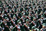 Militærparade uden for Teheran. Rusland forsyner Iran med militært udstyr, dog ikke af de mest avancerede modeller. 
 Foto: Ebrahim Noroozi/Ritzau Scanpix