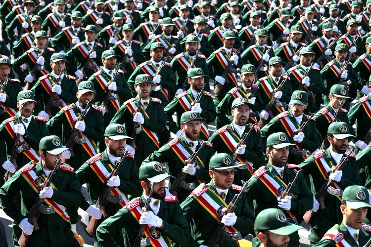 Militærparade uden for Teheran. Rusland forsyner Iran med militært udstyr, dog ikke af de mest avancerede modeller. 
 Foto: Ebrahim Noroozi/Ritzau Scanpix