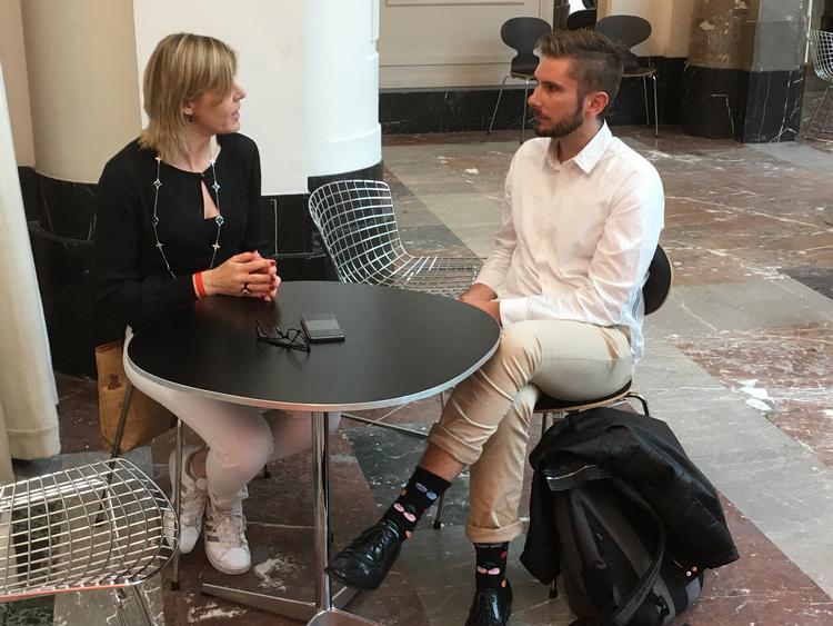 Samantha Turrin er salgsdirektør og fra Italien. Tom Vornier er freelancer og tysker. Lørdag var de blandt de 200 europæere, der deltog i Europe Talks alene på kunstmuseet Bozar i Bruxelles.  Foto: Michael Jarlner