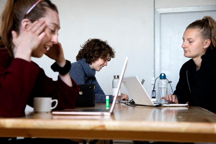 Anna Katrine Windt Courbin (bagest), Jakobine Jessen (til højre) og Lea Friedberg taler alle med en tysker om Europas fremtid.  Foto: Finn Frandsen/POLFOTO