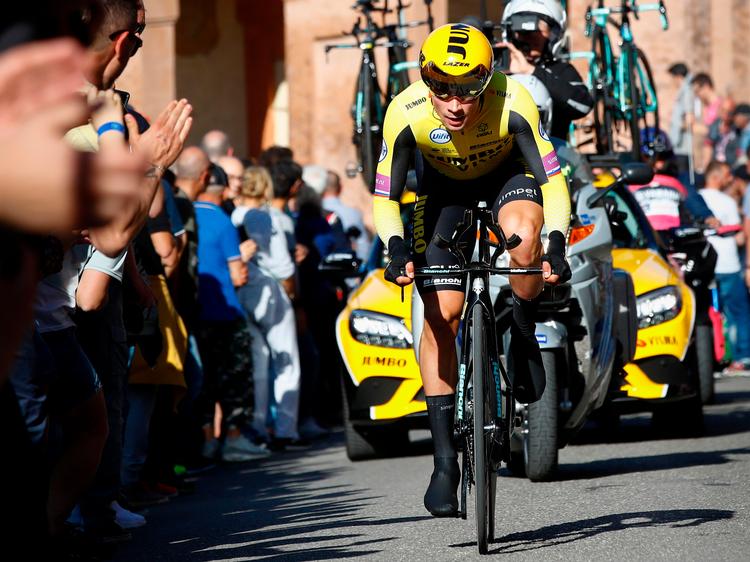 Sloveneren Primoz Roglic kæmper sig til vejrs mod sejren på 1. etapes enkeltstart i Giro d'Italia.
 Foto: Luk Benies/Ritzau Scanpix