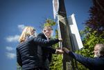 Partileder og statsminister, Lars Løkke Rasmussen, (V) hang lørdag valgplakater op i Græsted sammen med Anna Libak (V). Foto: Liselotte Sabroe/Ritzau Scanpix