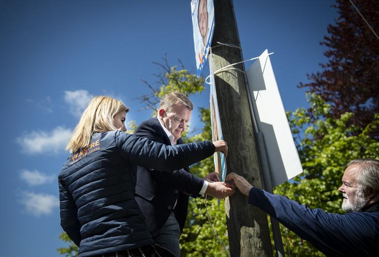Partileder og statsminister, Lars Løkke Rasmussen, (V) hang lørdag valgplakater op i Græsted sammen med Anna Libak (V). Foto: Liselotte Sabroe/Ritzau Scanpix