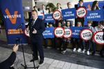 
    FV19: Statsminister Lars Løkke Rasmussen taler med pressen ved Venstres kandidatsamling og hovedbestyrelsesmøde i Bella Center i København, søndag den 12. maj 2019. . (Foto: Tariq Mikkel Khan/Ritzau Scanpix)
   Foto: Tariq Mikkel Khan/Ritzau Scanpix