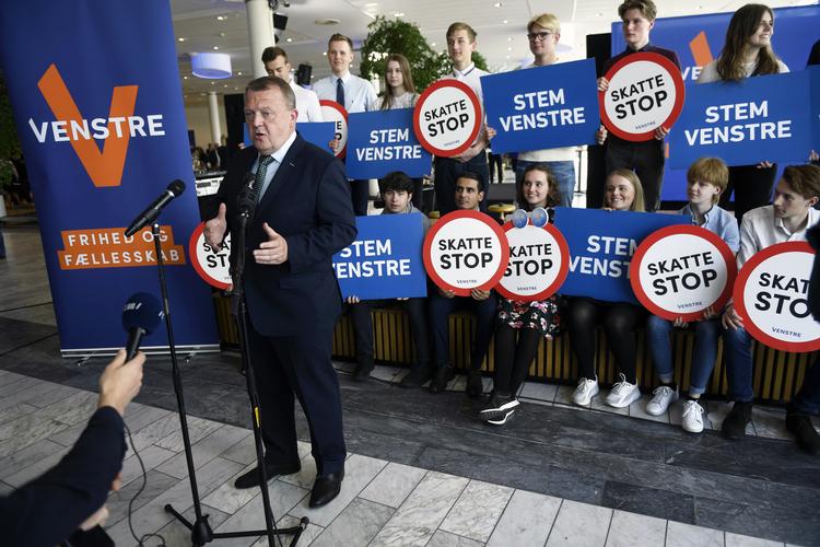 
    FV19: Statsminister Lars Løkke Rasmussen taler med pressen ved Venstres kandidatsamling og hovedbestyrelsesmøde i Bella Center i København, søndag den 12. maj 2019. . (Foto: Tariq Mikkel Khan/Ritzau Scanpix)
   Foto: Tariq Mikkel Khan/Ritzau Scanpix