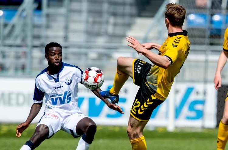 Vendsyssels Francisco Junior (tv) kæmper om bolden med Rune Frantsen  fra Horsens.
   Foto: René Schütze/Ritzau Scanpix