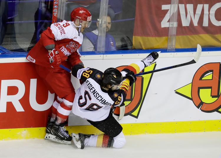 Frederik Storm tackler tyske Markus Eisenschmid.
   Foto: David W Cerny/Ritzau Scanpix