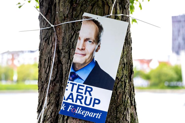 
    Ukendte gerningsmænd ødelagde natten til søndag mindst 30 af Peter Skaarups (DF) valgplakater på Østerbro i København. Mange af plakaterne var flået ned, andre ødelagt og enkelte overmalet. (Foto: Bax Lindhardt/ Scanpix 2019)
   Foto: Bax Lindhardt/Ritzau Scanpix