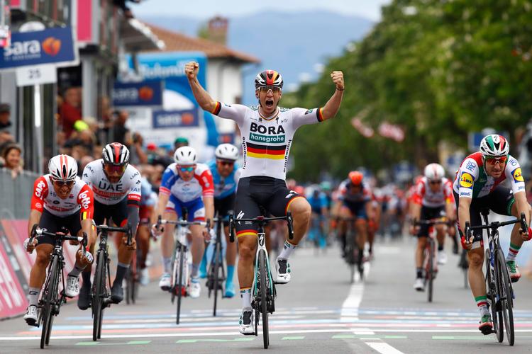 Pascal Ackermann kan juble i finalen på 2. etape i Giro d'Italia, mens Elia Viviani helt ude til højre lige netop ikke når at fange tyskeren. Til venstre for denne snupper Caleb Ewan tredjepladsen foran Fernando Gaviria. Foto: Luk Benies/Ritzau Scanpix