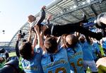 I sine 10 sæsoner som toptræner har Pep Guardiola ført sine klubber - Barcelona, Bayern München og nu Manchester City - til i alt 8 mesterskaber, og han har i ligaerne hentet 82 procent af de mulige point. Så det er lidt af et trænerikon, som City-spillerne her hylder, efter at de søndag vandt den engelske titel.  Foto: Toby Melville/Ritzau Scanpix