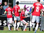 Vejle-spillerne tiljubler målscorer Kjartan Finnbogason i 1-0-sejren over Hobro.  Foto: Henning Bagger/Ritzau Scanpix