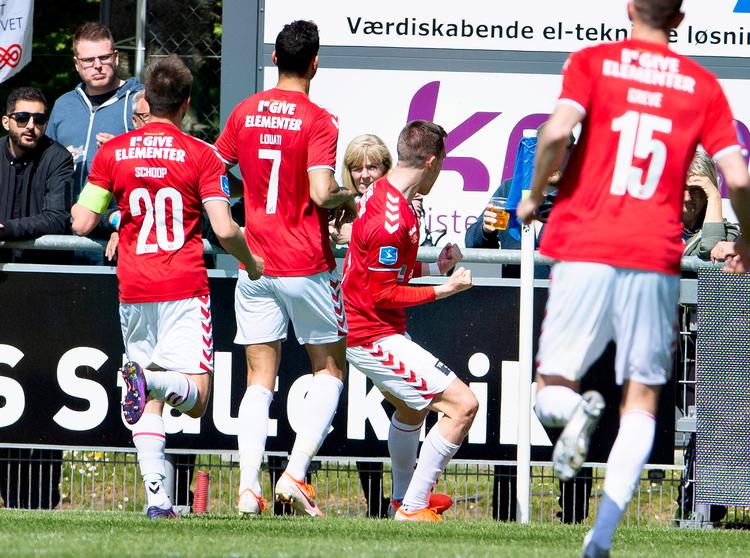 Vejle-spillerne tiljubler målscorer Kjartan Finnbogason i 1-0-sejren over Hobro.  Foto: Henning Bagger/Ritzau Scanpix
