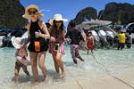 De seneste år er tusindevis af turister hver dag strømmet til Maya Bay, der blev kendt i filmen 'The Beach'. Arkivfoto Foto: Lillian Suwanrumpha/Ritzau Scanpix