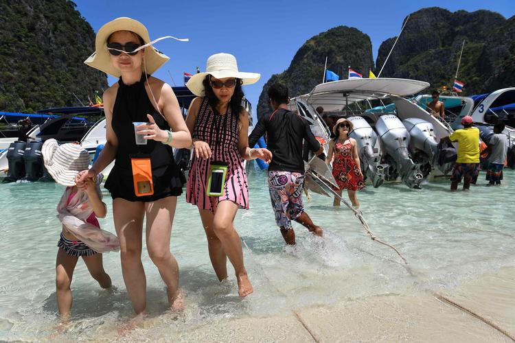 De seneste år er tusindevis af turister hver dag strømmet til Maya Bay, der blev kendt i filmen 'The Beach'. Arkivfoto Foto: Lillian Suwanrumpha/Ritzau Scanpix