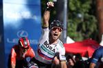 Peter Sagans jubel over sejren på 1. etape i Tour of California er ikke til at tage fejl af. Bag slovakken ses tyskeren Max Wahlscheid, der blev nr. 3. Foto: Getty Images. 