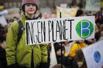 Tusinder af elever var mødt op til klimastrejke på Christiansborg Slotsplads i København i midten af marts. Der blev afholdt lignende demonstrationer i 27 andre danske byer, hvor børn og unge også skippede undervisningen for at gå på gaden.
   Foto: Martin Lehmann/POLFOTO