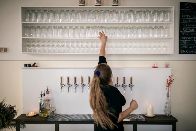 Det lyse lokale har god akustik, og bag baren syder og bobler kambuchaen i et laboratorielignende rum. Blandt de fermenterede drikke er en brygget på citronverbena, en anden på hibiscusblomster og hybenrose.  Foto: Jens Hartmann Schmidt/POLFOTO